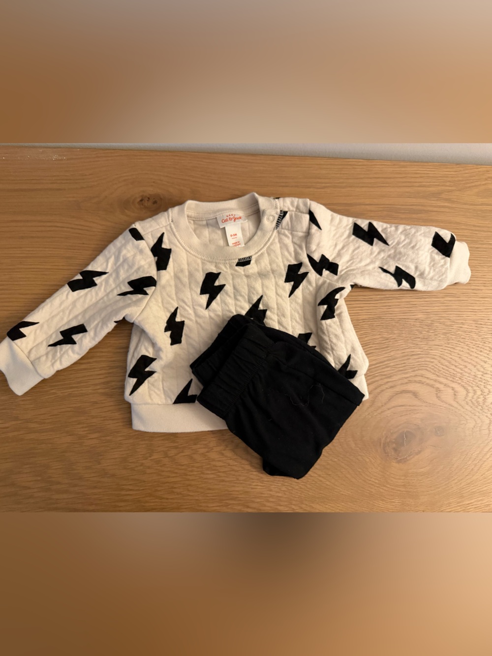 Cat & Jack White Sweatshirt and Black Pants Lightning Set